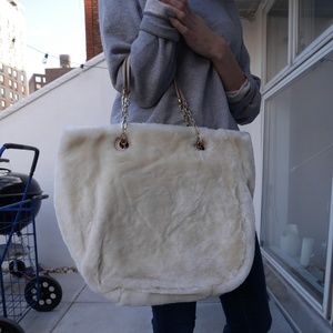 NWOT, Tory Burch White Shearling Tote w Gold Chain